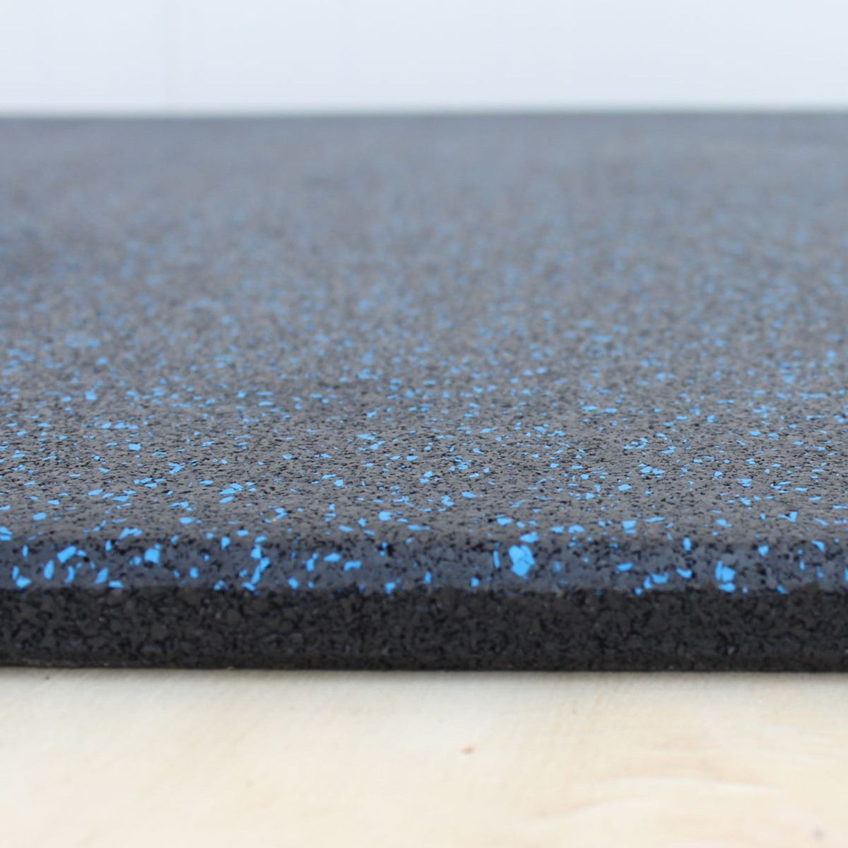 Blue fleck rubber gym tile – edge finish and surface grain