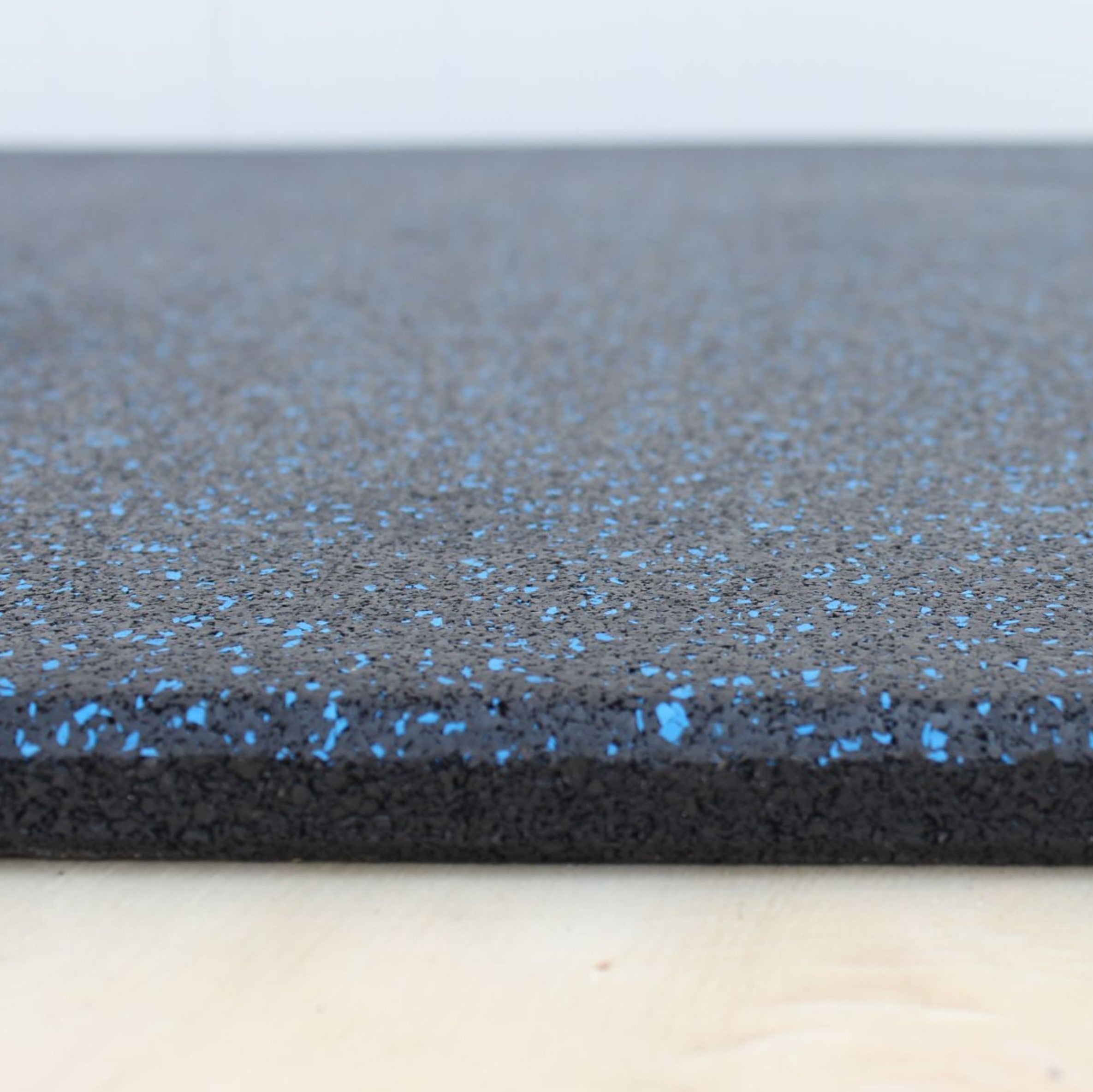 Blue fleck rubber gym tile – edge finish and surface grain