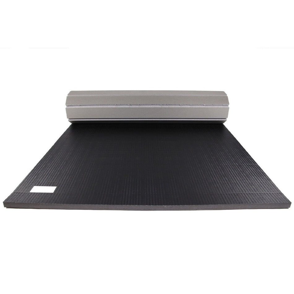 6 m rollaway mat, black — front view with roll at the end highlighting ribbed vinyl texture and 40 mm thickness. 