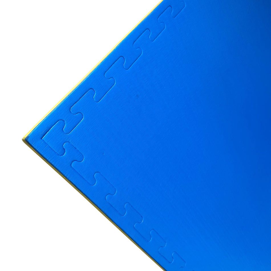 Close-up of blue side corner with edging – 20mm Premium Tatami reversible jigsaw mat  
