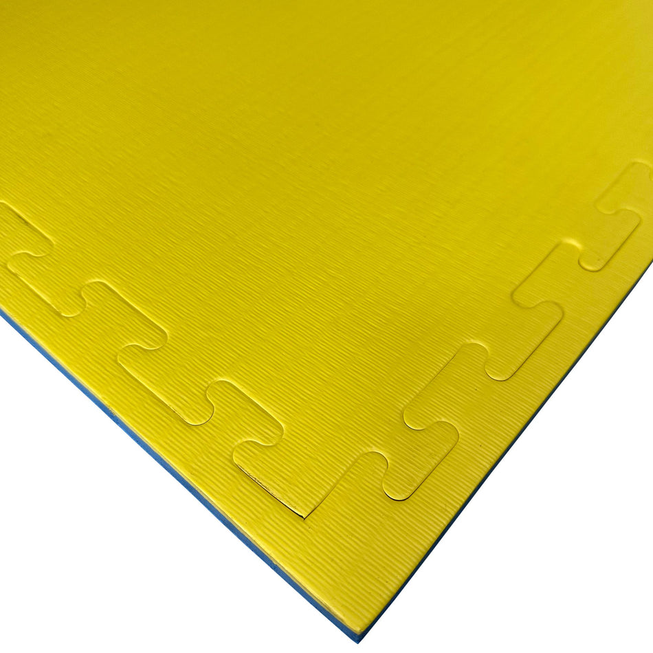 Close-up of yellow side corner with edging – 20mm Premium Tatami reversible jigsaw mat  

